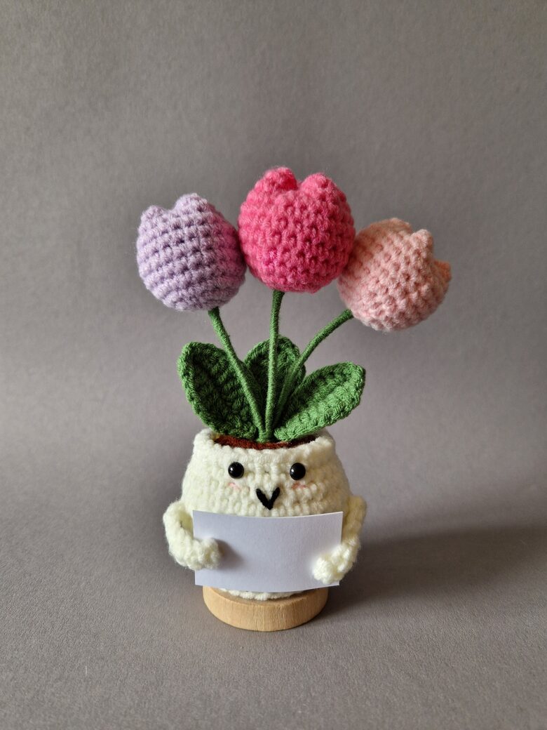 Tamborēts tulpju podiņš ar Jūsu personalizētu tekstu uz kartiņas 