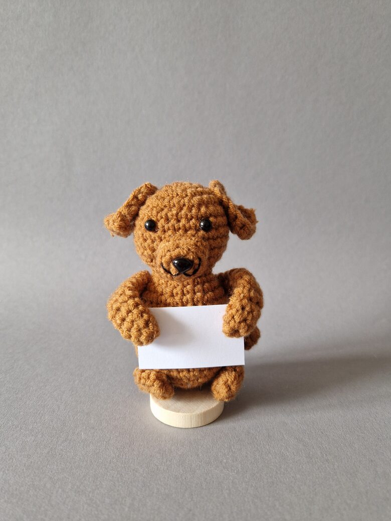 Mīļš tamborēts sunītis ar Jūsu personalizētu tekstu uz kartiņas 