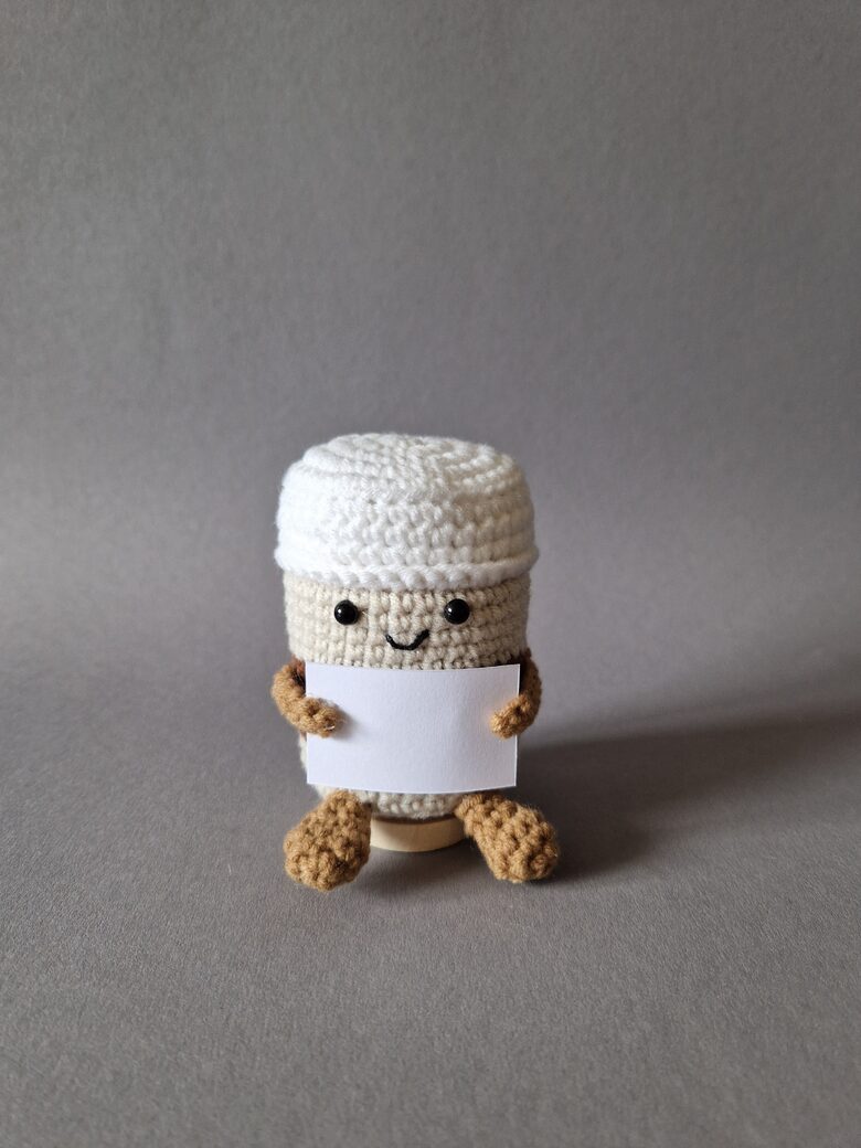 Tamborēts kafijas krūzītes tēls Jūsu personalizētu tekstu uz kartiņas 