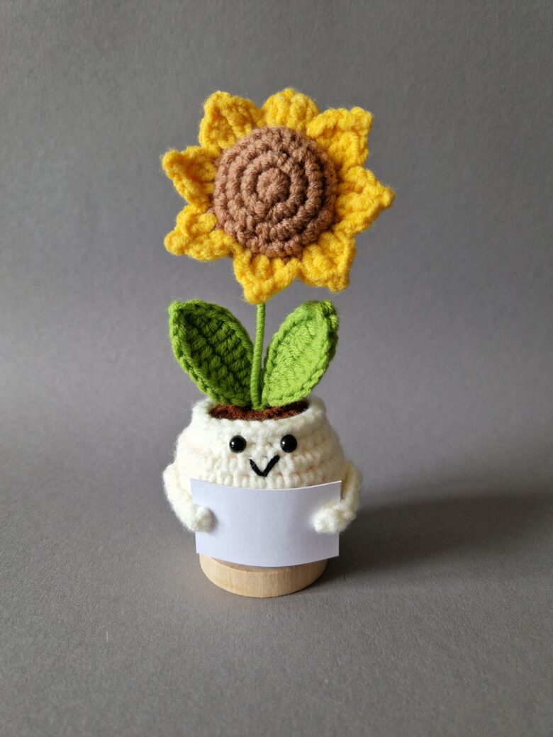 Tamborēts saulespuķes podiņš ar Jūsu personalizētu tekstu uz kartiņas 