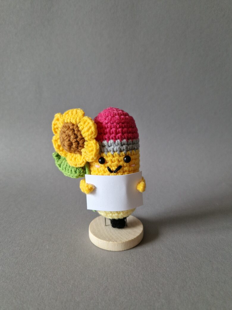 Tamborēts zīmulis ar saulespuķi ar Jūsu personalizētu tekstu uz kartiņas 