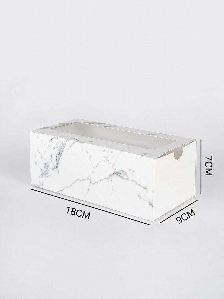 Marmora dizaina dāvanu kastes ar lodziņu 18×9×7 cm (10 gab. — 1,50 €/gab.)