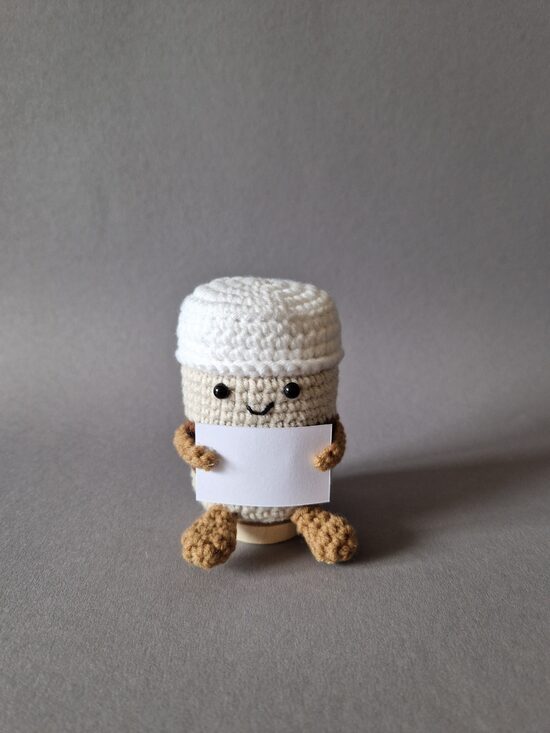 Tamborēts kafijas krūzītes tēls Jūsu personalizētu tekstu uz kartiņas 