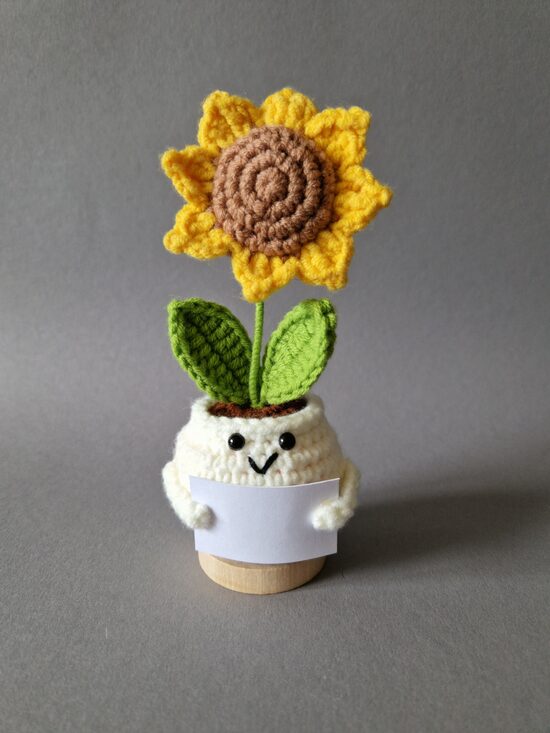 Tamborēts saulespuķes podiņš ar Jūsu personalizētu tekstu uz kartiņas 