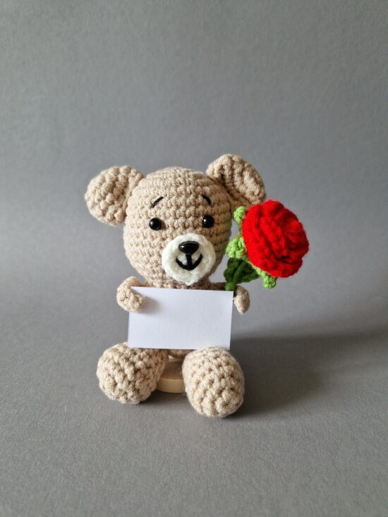 Mīļš tamborēts lācītis ar Jūsu personalizētu tekstu uz kartiņas 