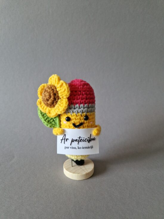 Tamborēts zīmulis ar saulespuķi ar kartiņu “Ar pateicību par visu ko iemācīji!”