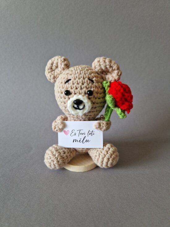 Mīļš tamborēts lācītis ar kartiņu “Es Tevi ļoti mīlu!”