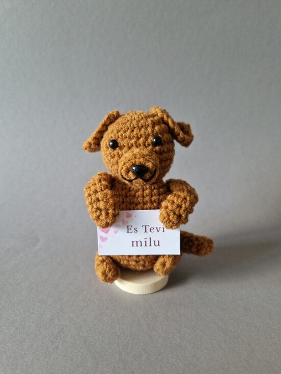 Mīļš tamborēts sunītis ar kartiņu “Es Tevi mīlu!”