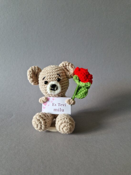 Mīļš tamborēts lācītis ar kartiņu “Es Tevi mīlu!”