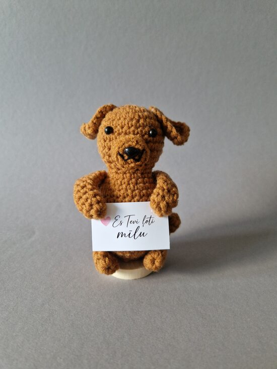 Mīļš tamborēts sunītis ar kartiņu “Es Tevi ļoti mīlu!”