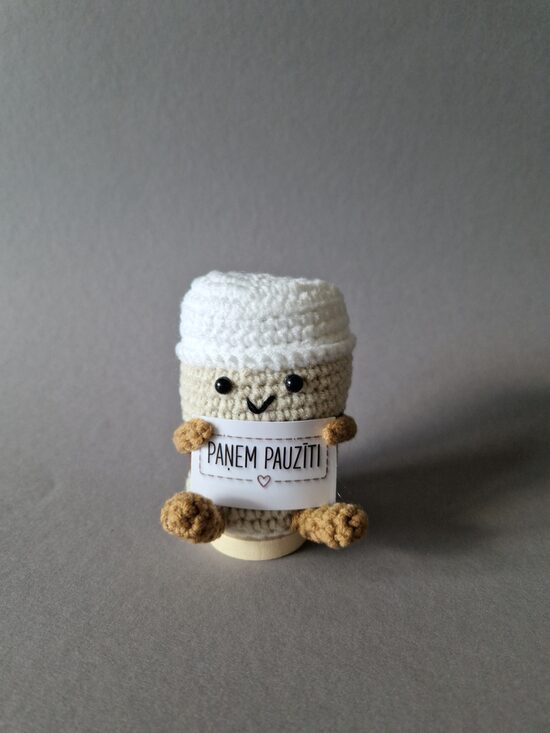 Tamborēts kafijas tasīte tēls ar kartiņu "Paņem pauzīti!''