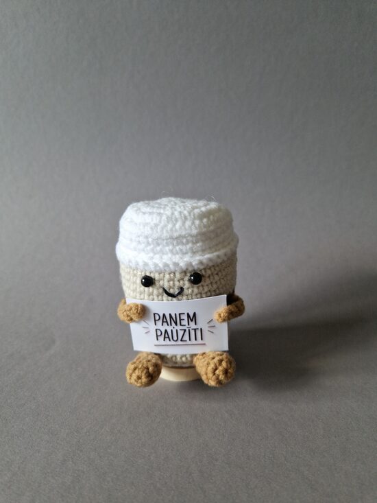 Tamborēts kafijas tasīte tēls ar kartiņu "Paņem pauzīti!''