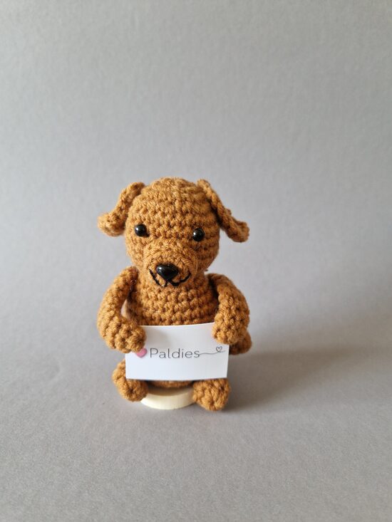 Mīļš tamborēts sunītis ar kartiņu “Paldies!”