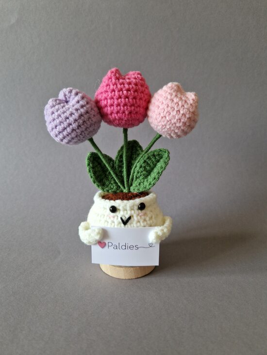 Tamborēts tulpju podiņš ar kartiņu "Paldies!"