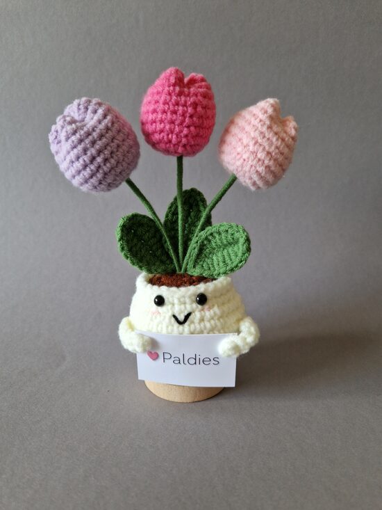 Tamborēts tulpju podiņš ar kartiņu "Paldies!"