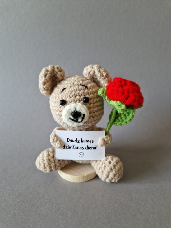 Mīļš tamborēts lācītis ar kartiņu “Daudz laimes dzimšanas dienā!”