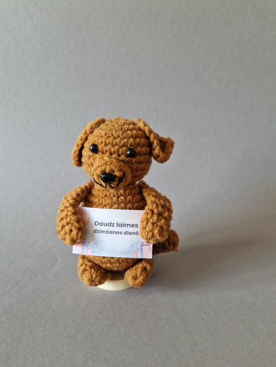 Mīļš tamborēts sunītis ar kartiņu “Daudz laimes dzimšanas dienā!”