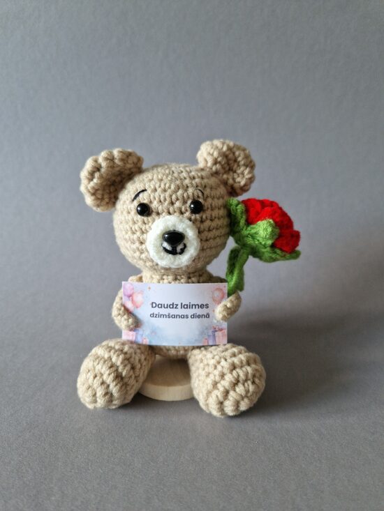 Mīļš tamborēts lācītis ar kartiņu “Daudz laimes dzimšanas dienā!”