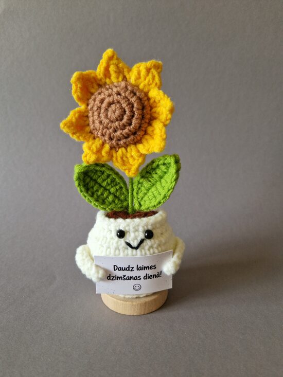 Tamborēta saulespuķe podiņā ar kartiņu "Daudz laimes dzimšanas dienā!"