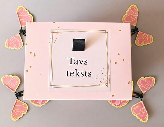 Dāvanu kaste ar TAVU TEKSTU un lidojošiem tauriņiem 